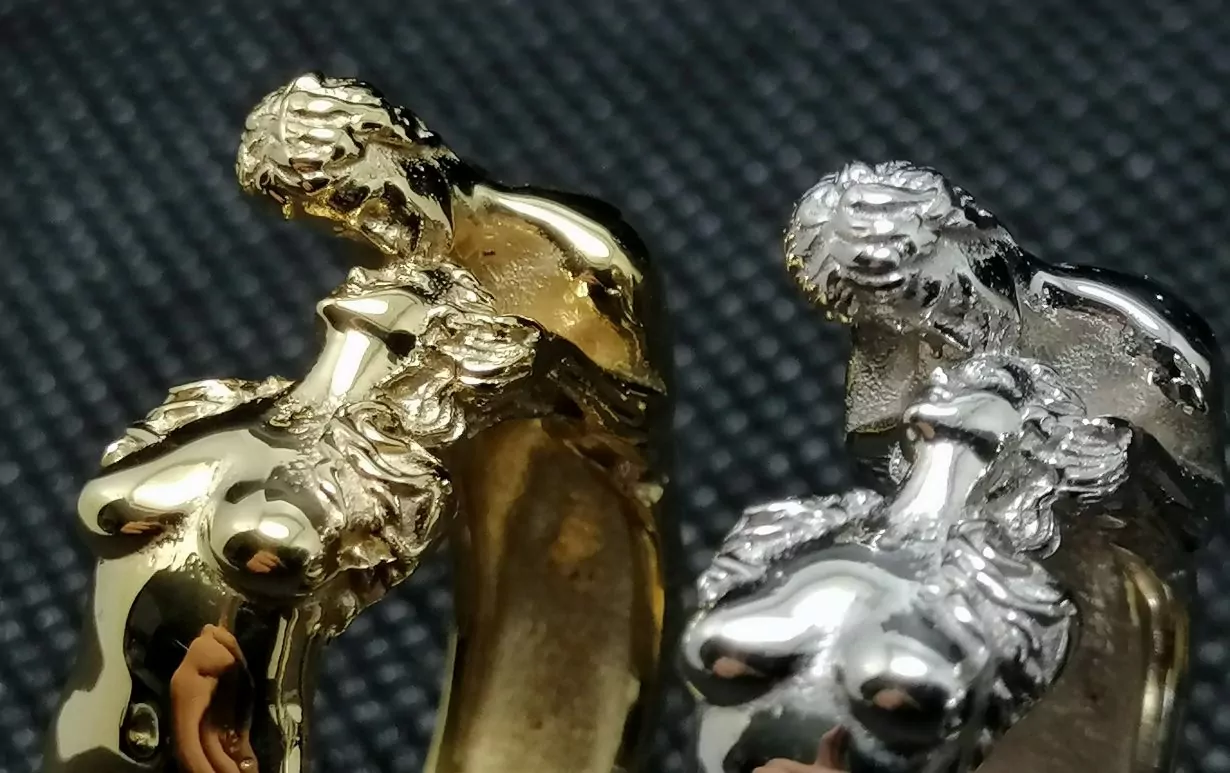 Nude couple farewell kiss - Image 5