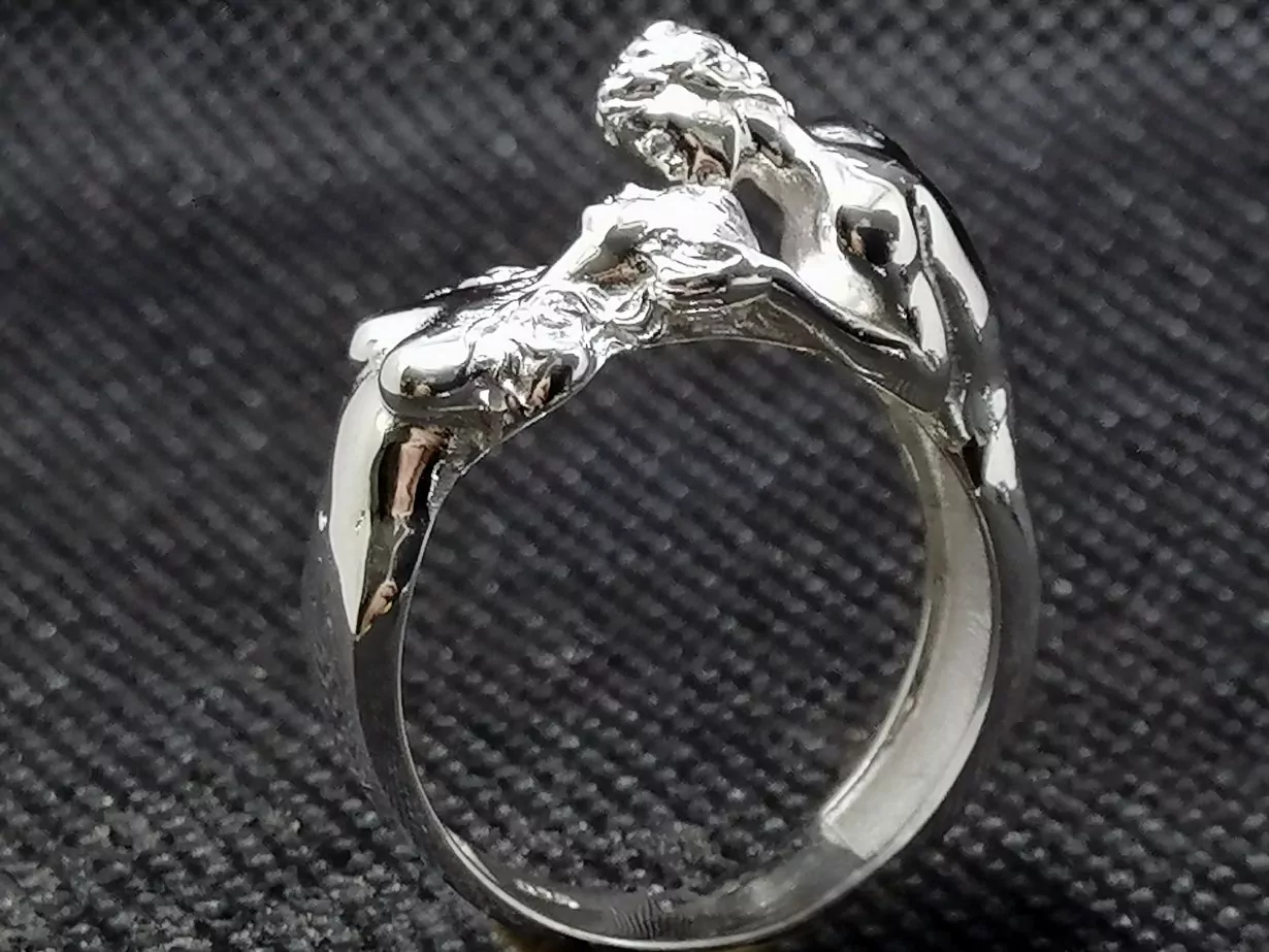 Nude couple farewell kiss - Image 6