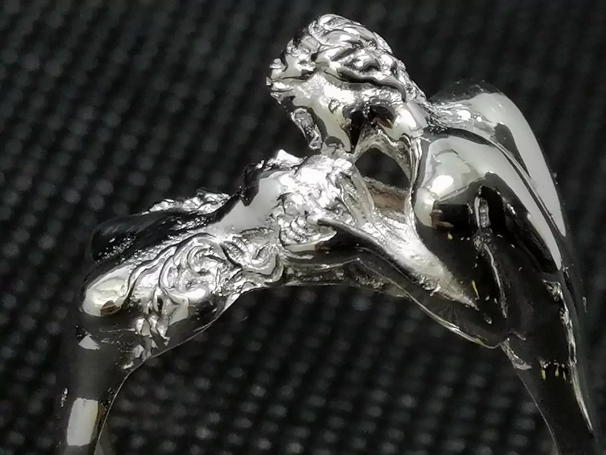 Nude couple farewell kiss - Image 8