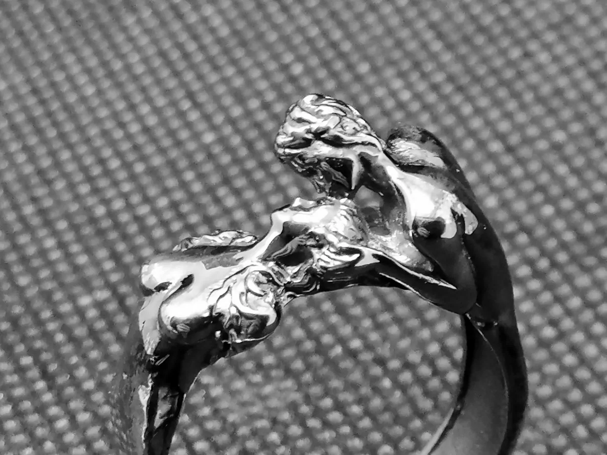 Nude couple farewell kiss - Image 3