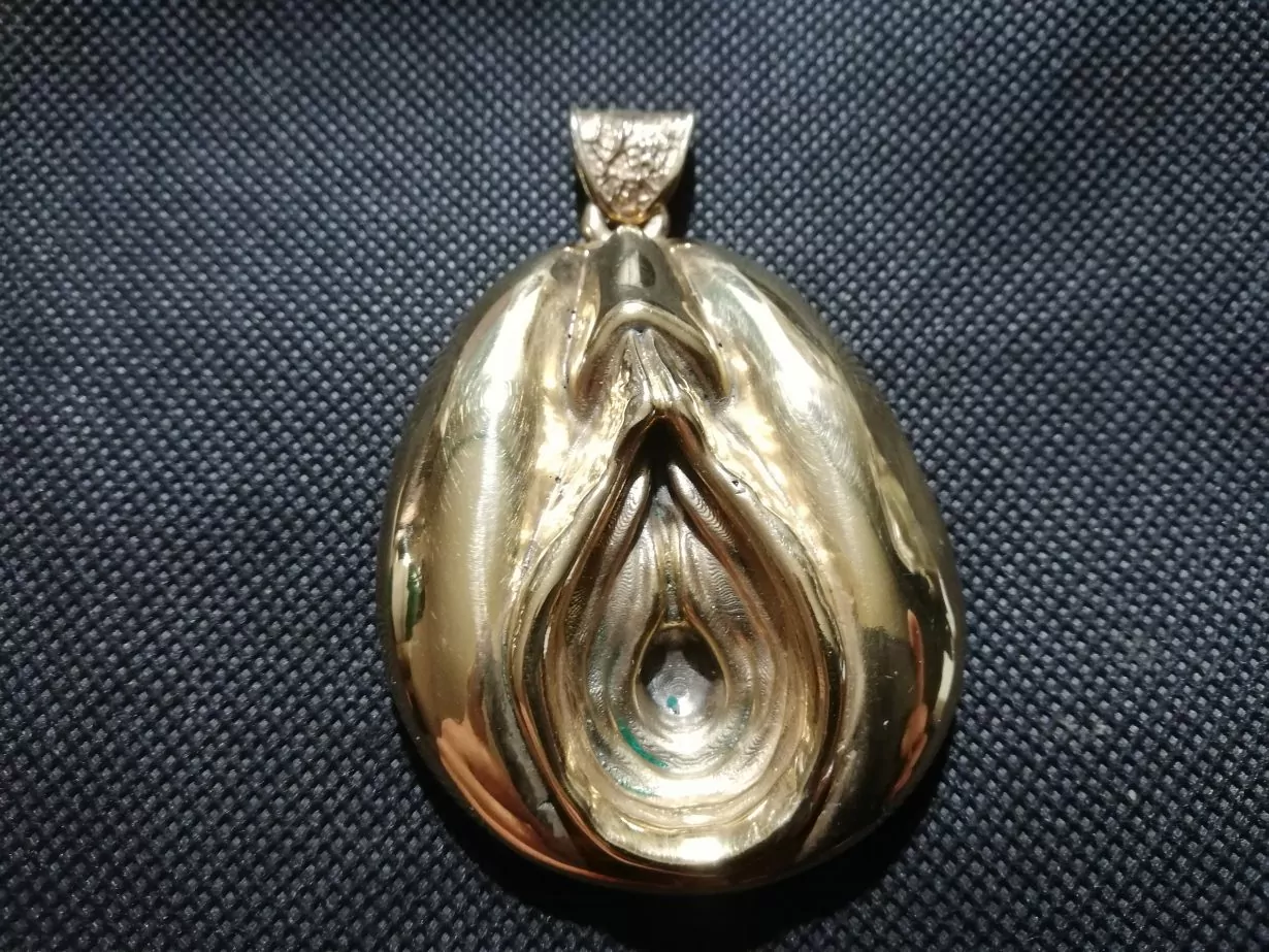 Loose porno star pussy pendant, eat her out! - Image 4