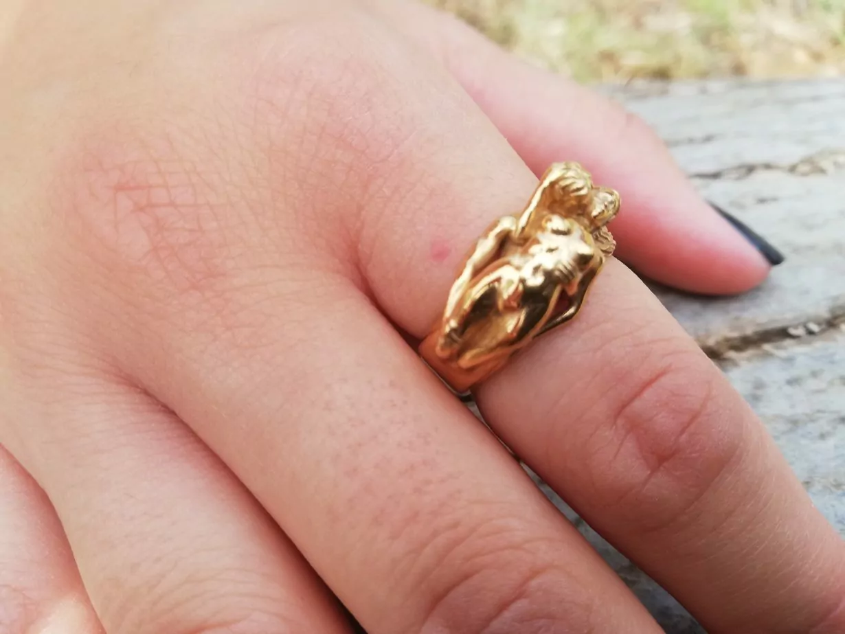 Nude couple kissing ring - Image 5