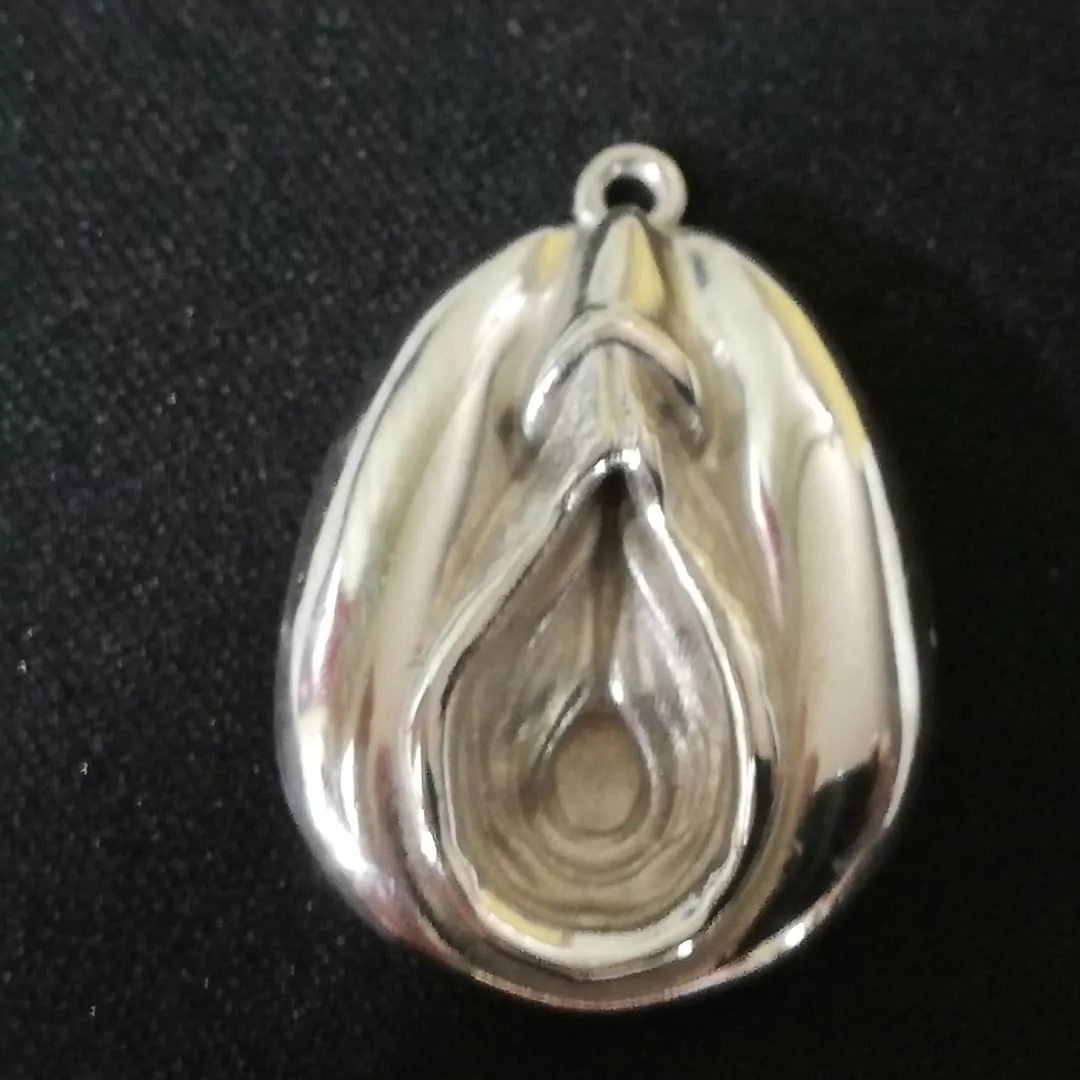 Loose porno star pussy pendant, eat her out! - Image 9