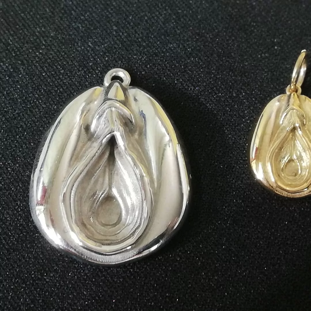 Loose porno star pussy pendant, eat her out! - Image 8