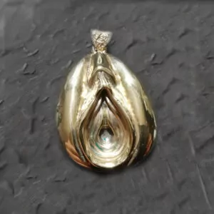 Loose porno star pussy pendant, eat her out!