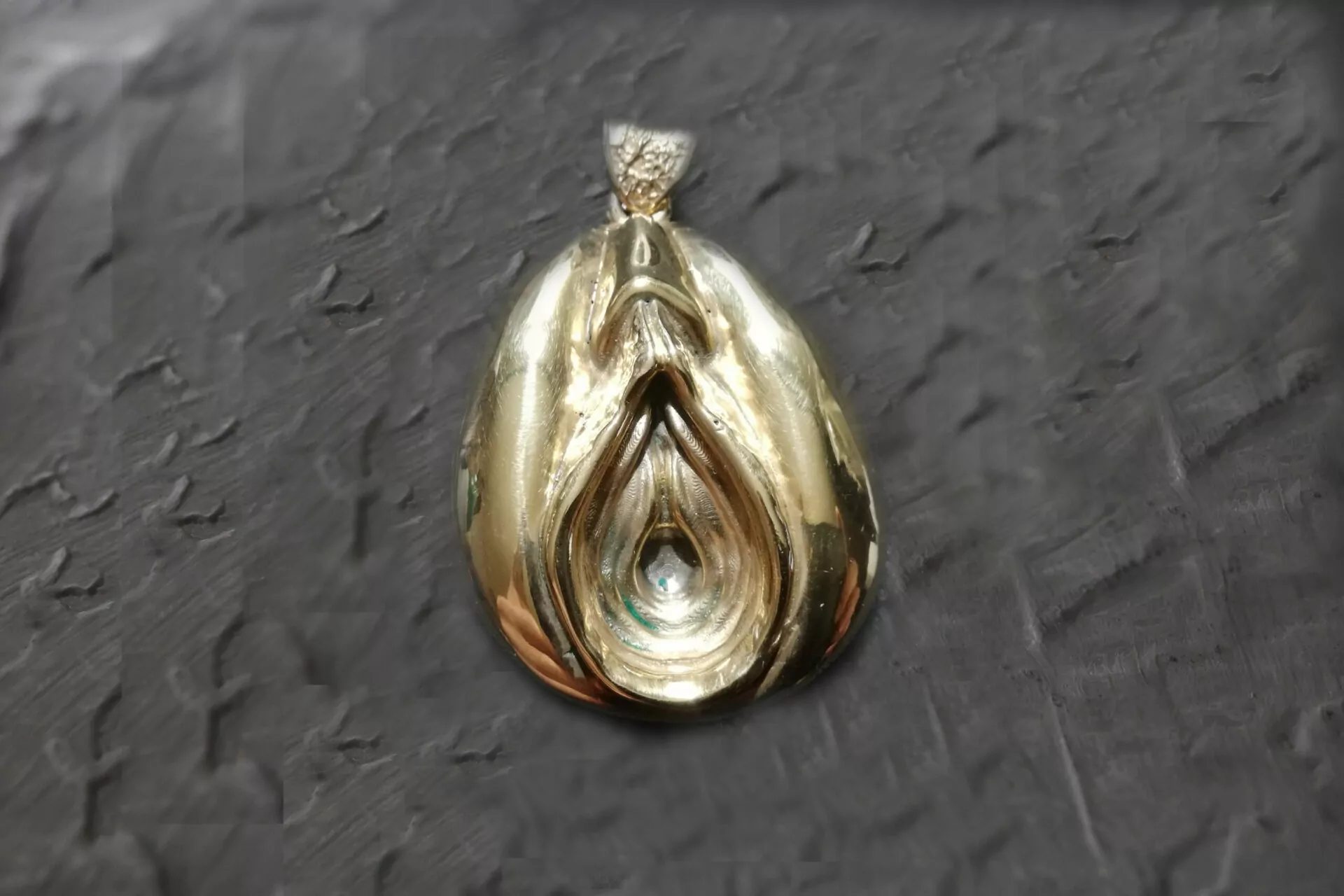 Loose porno star pussy pendant, eat her out!