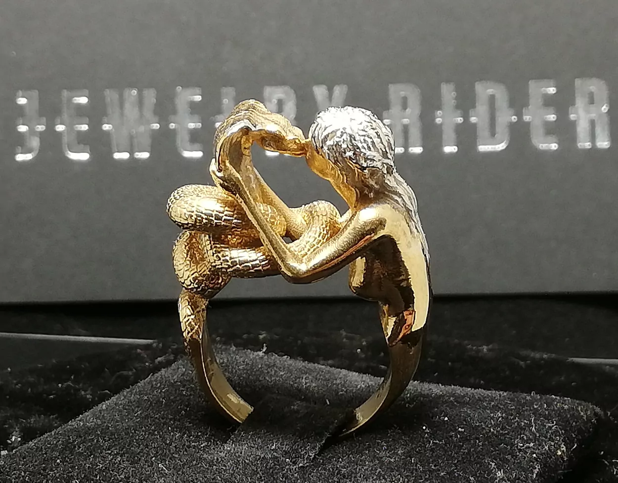 Woman kissing a cobra snake - Image 7