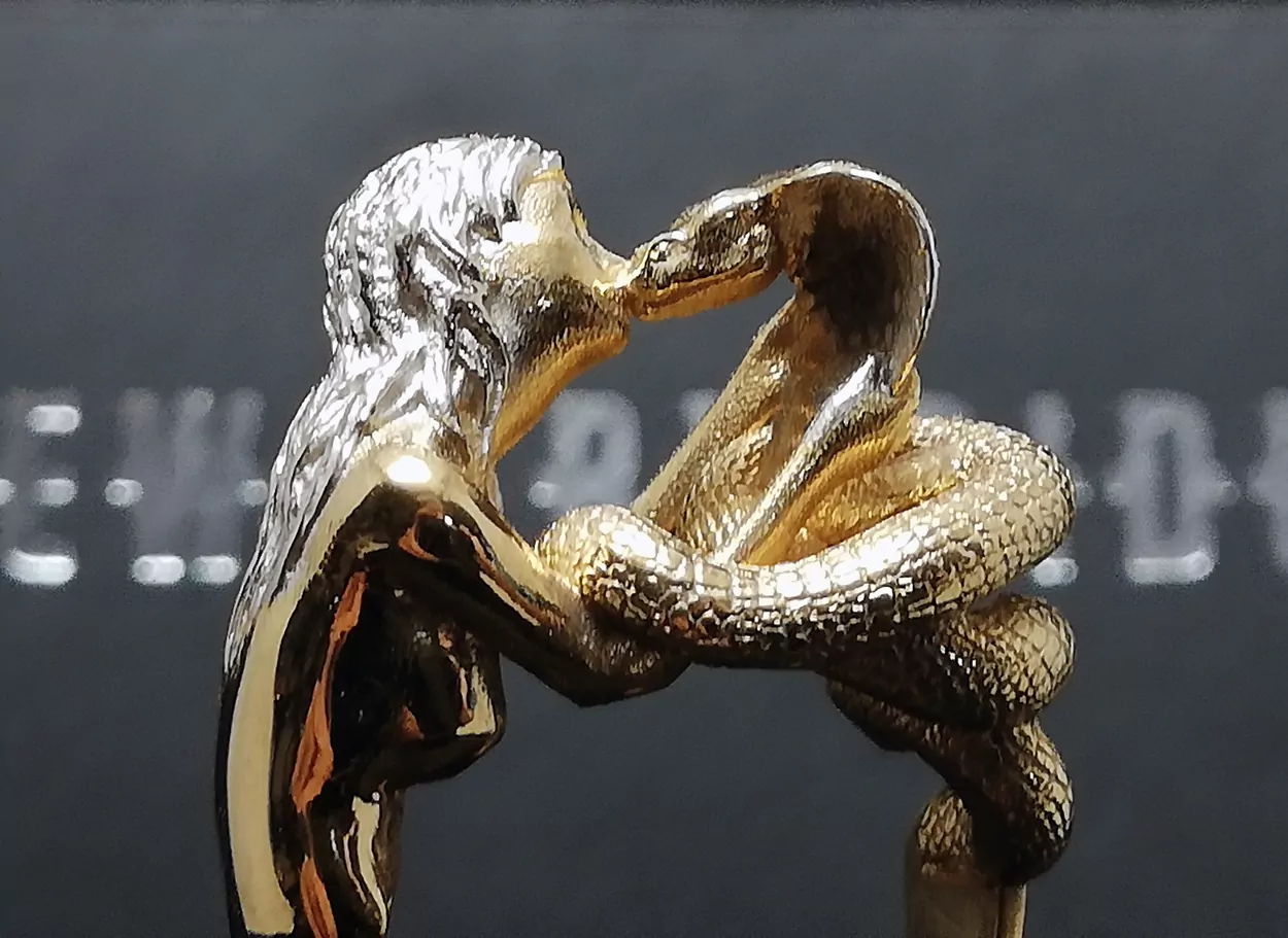 Woman kissing a cobra snake - Image 2