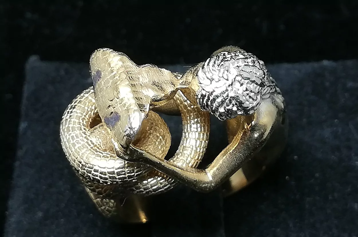 Woman kissing a cobra snake - Image 3