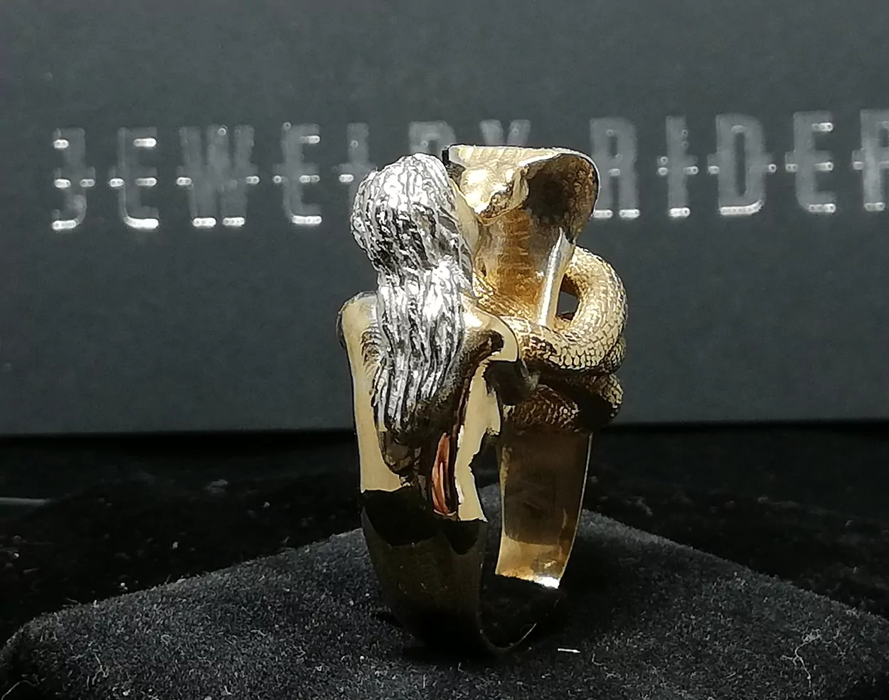 Woman kissing a cobra snake - Image 5