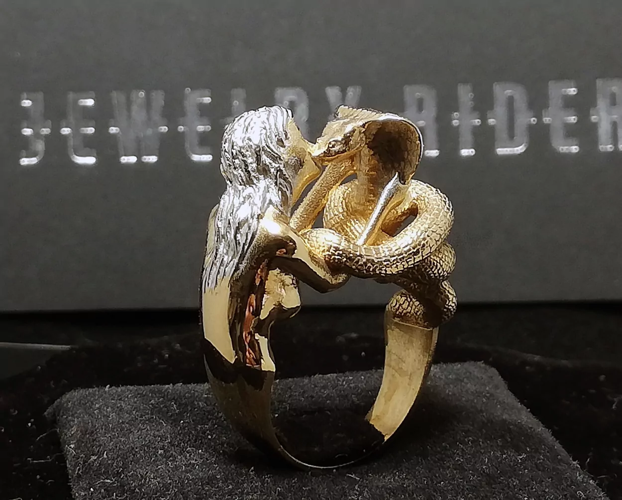 Woman kissing a cobra snake - Image 6