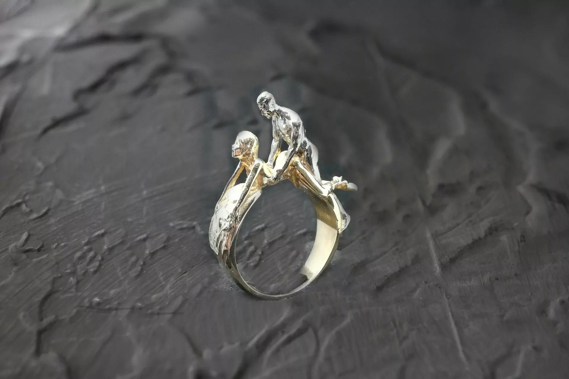 Couple Doggy style statement ring