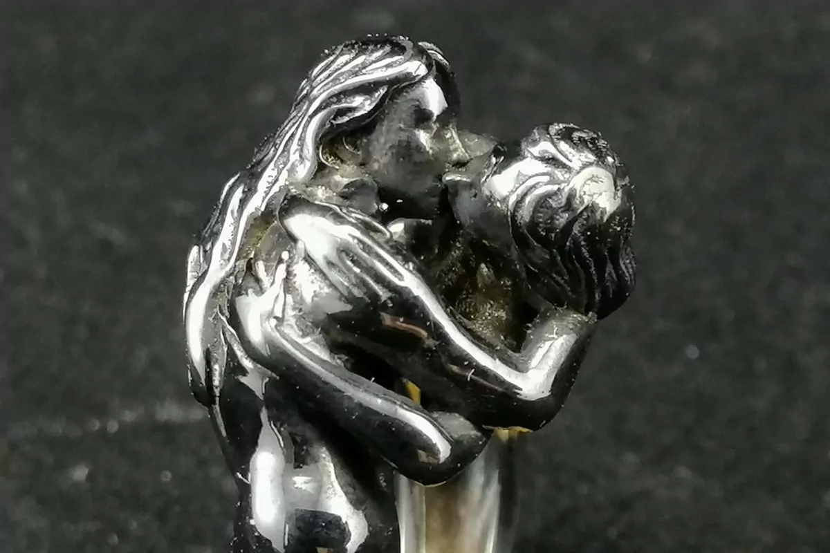 Nude women couple kissing ring - Image 2