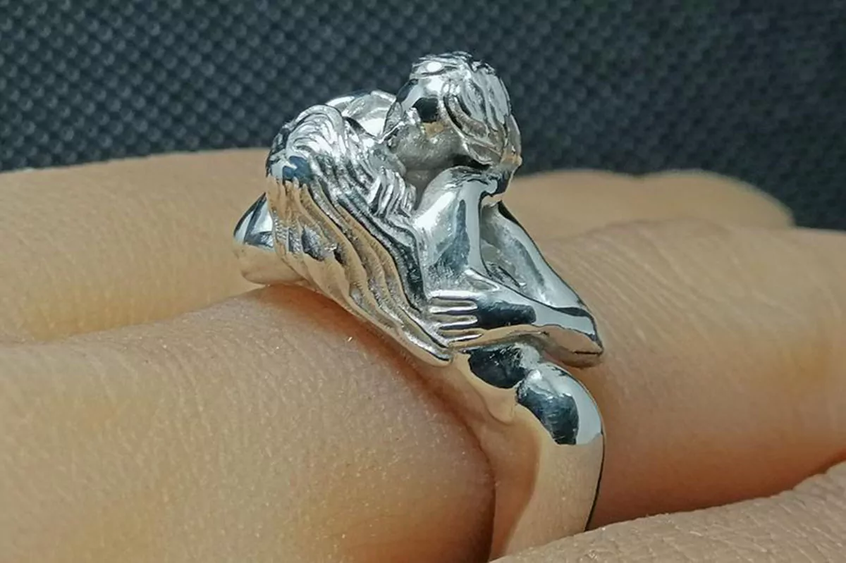 Nude women couple kissing ring - Image 6